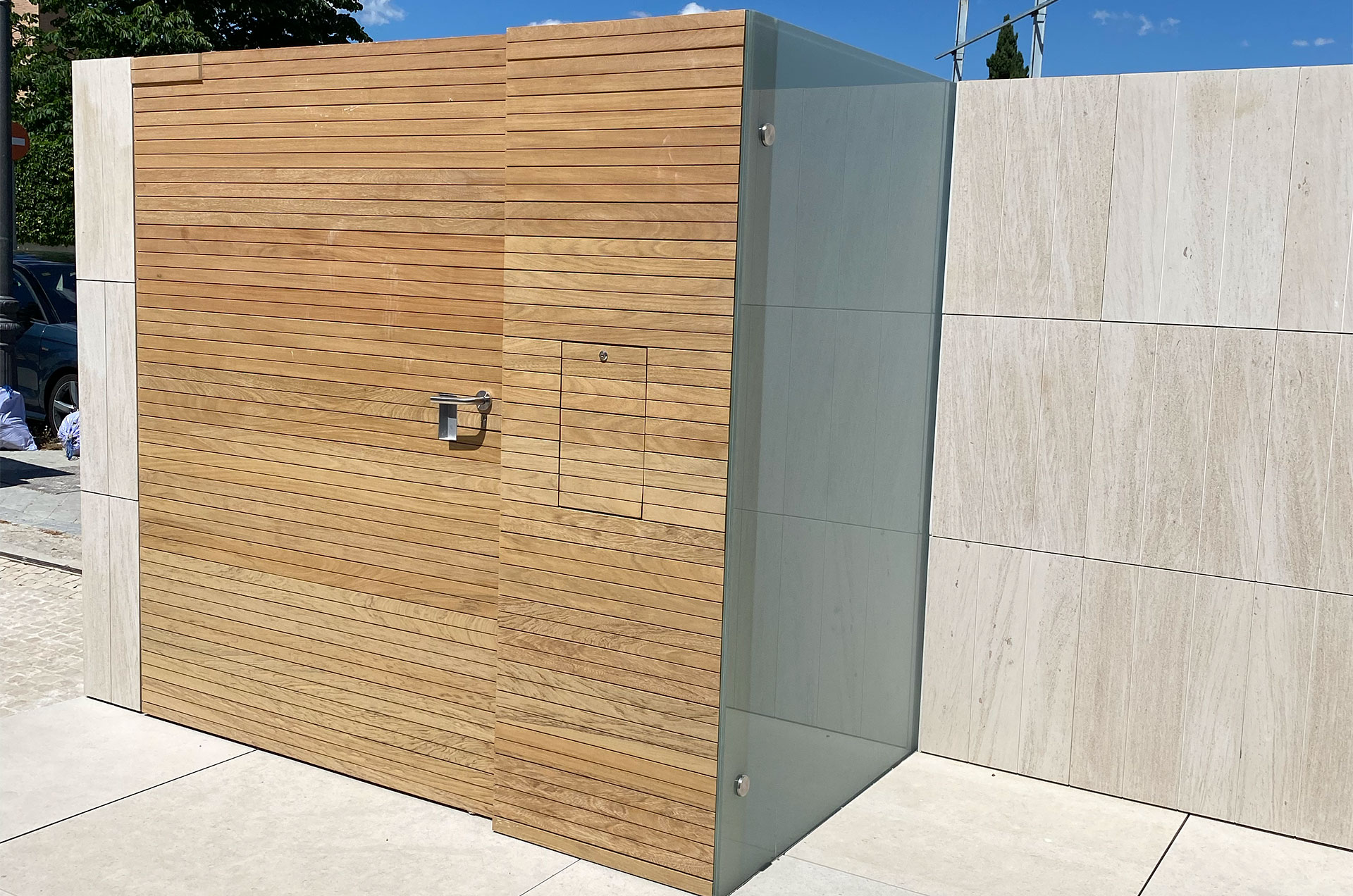 Puerta exterior de acceso a vivienda forrada en madera